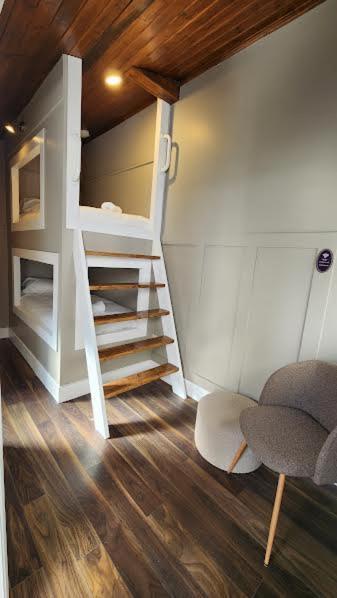 לינה וארוחת בוקר גלוואיי Urban Nest Townhouse חדר תמונה